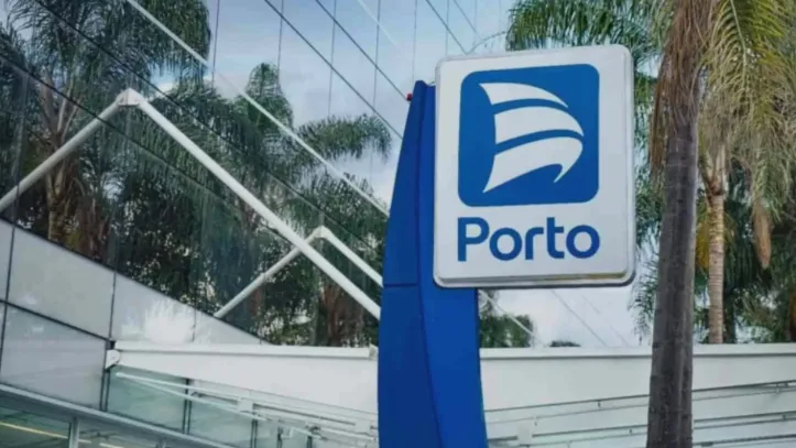 Logo da Porto em placa externa diante de prédio envidraçado com palmeiras