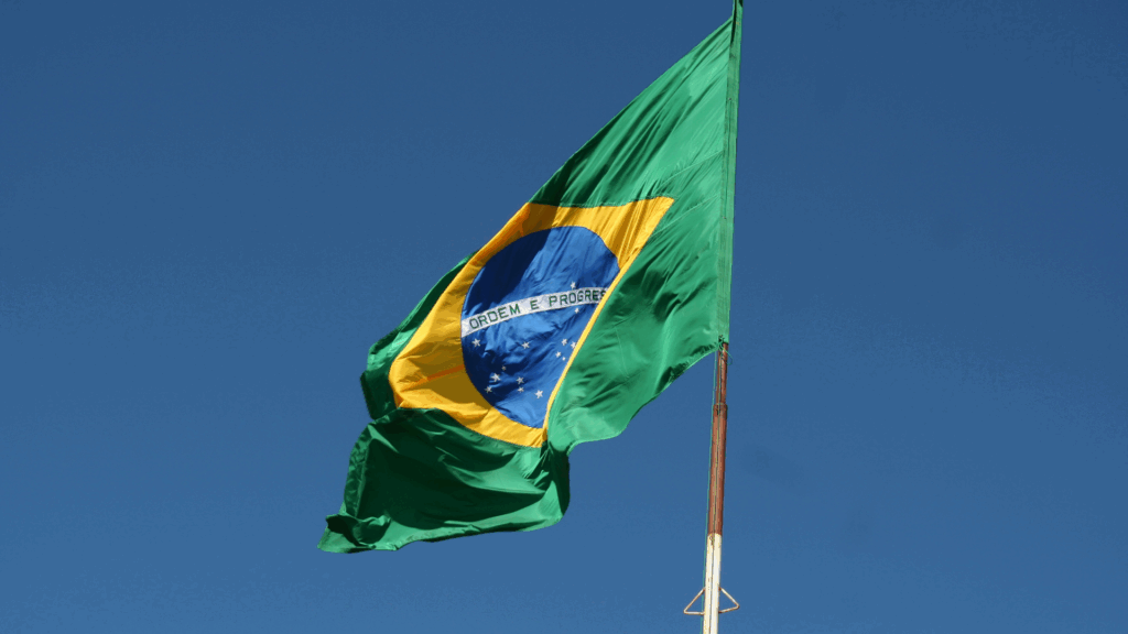 Imagem da bandeira do Brasil em fundo azul.