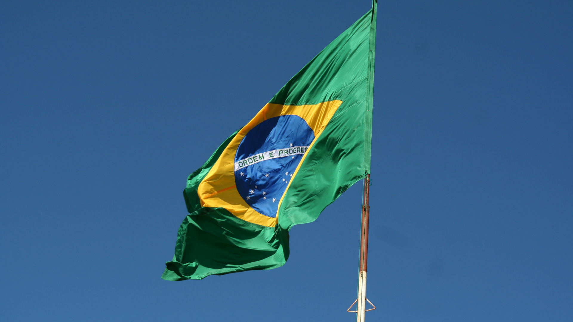 Imagem da bandeira do Brasil em fundo azul.