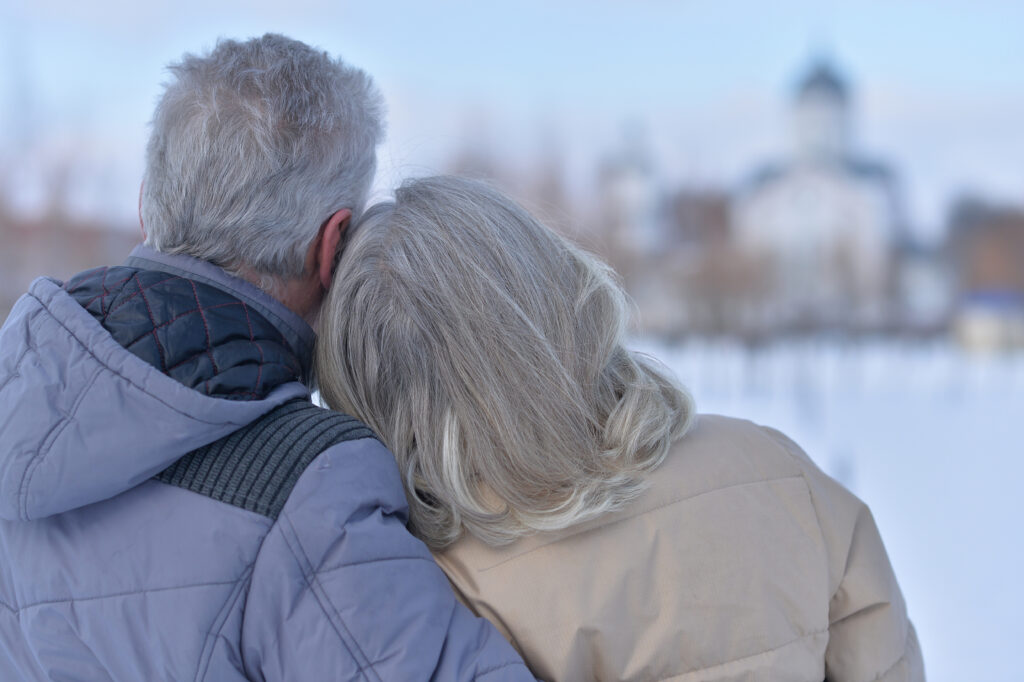 portrait happy senior couple winter outdoors - Poupar agora para construir o seu futuro