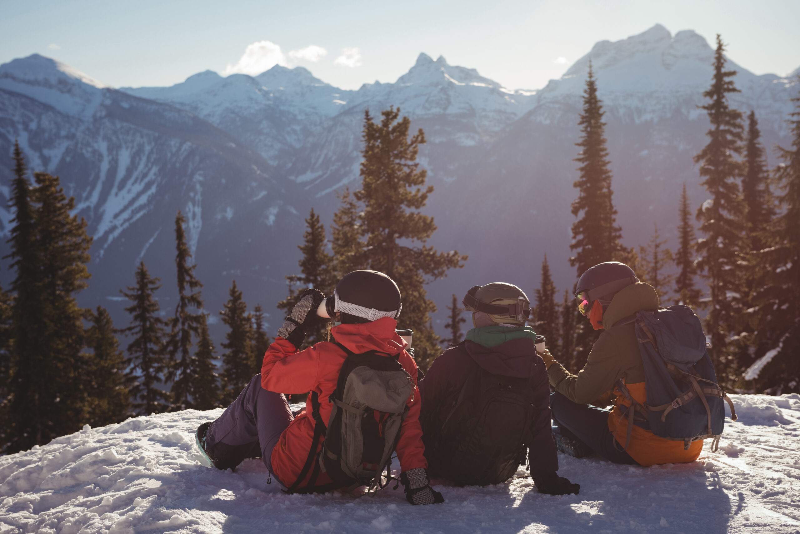 three skiers relaxing snow covered mountain 1 scaled - Carreira para Estudantes