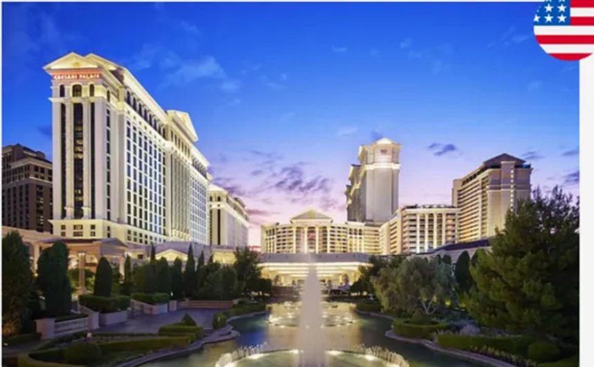 Foto do Caesar's Palace em Las Vegas, com bandeira dos Estados Unidos