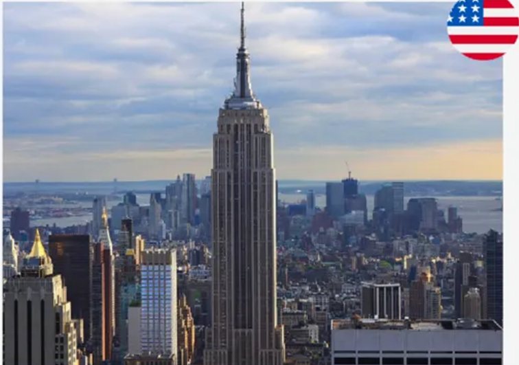 Foto do Empire State Building em Nova York, com bandeira dos Estados Unidos