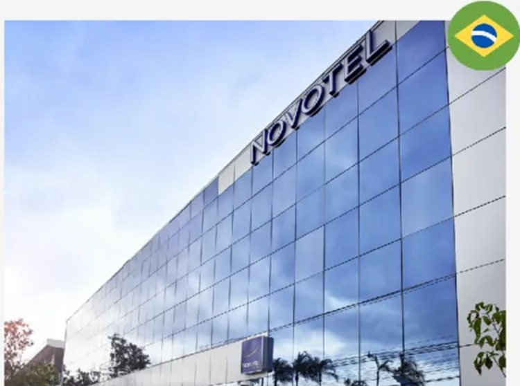 Foto do Novotel Parque Olímpico no Rio de Janeiro, com bandeira do Brasil
