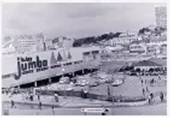 Foto antiga de uma loja Jumbo com estacionamento