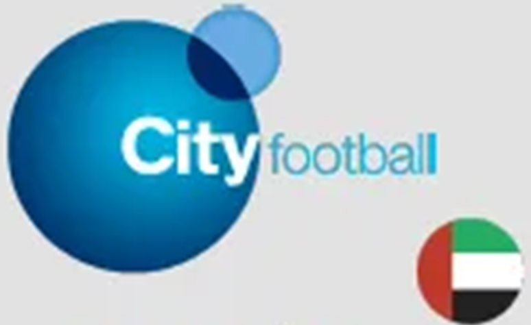 Logotipo do City Football Group com a bandeira dos Emirados Árabes Unidos