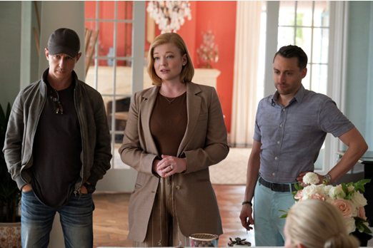 Cena da série Succession com Kendall, Shiv e Roman Roy