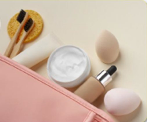 Foto de produtos de beleza: esponjas de maquiagem, creme e frasco conta-gotas saindo de uma nécessaire