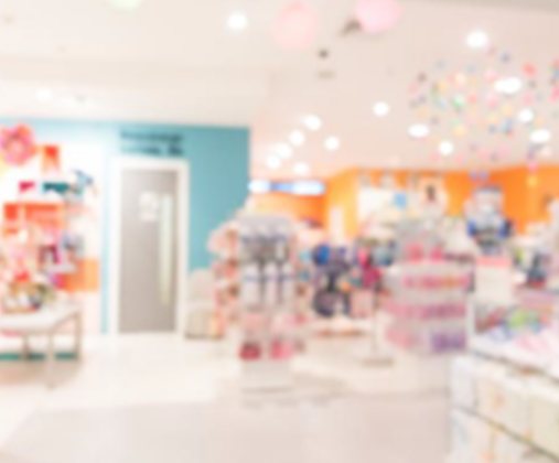 Foto desfocada do interior de uma loja de cosméticos