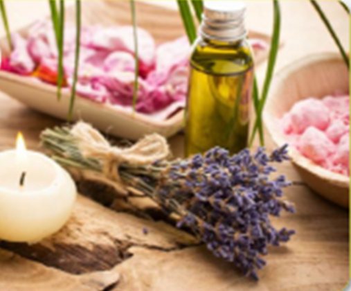 Foto de itens de spa: vela, lavanda, óleo e sais de banho
