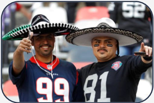 Foto de dois torcedores mexicanos de sombrero com camisas da NFL