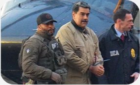 Nicolás Maduro escoltado por agentes armados
