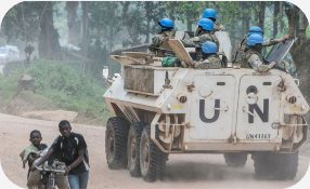 Veículo blindado da ONU em estrada no Congo