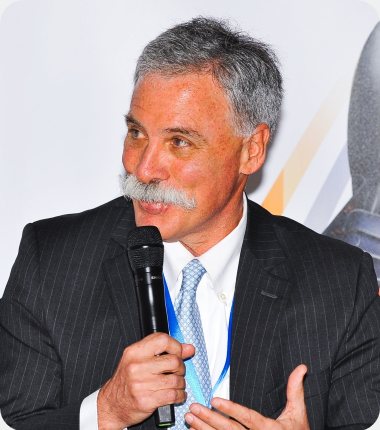 Foto de Chase Carey falando ao microfone