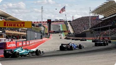 Carros de Fórmula 1 em circuito nos EUA com arquibancada lotada