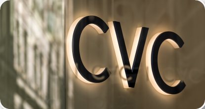 Letreiro com o logo da CVC