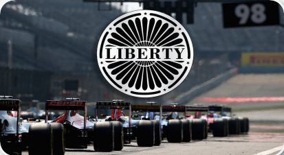 Logo da Liberty Media sobre um grid de largada de Fórmula 1