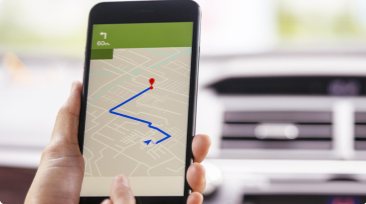 Celular com aplicativo de mapa e rota