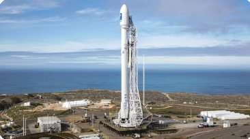 Foguete Falcon 9 na plataforma de lançamento